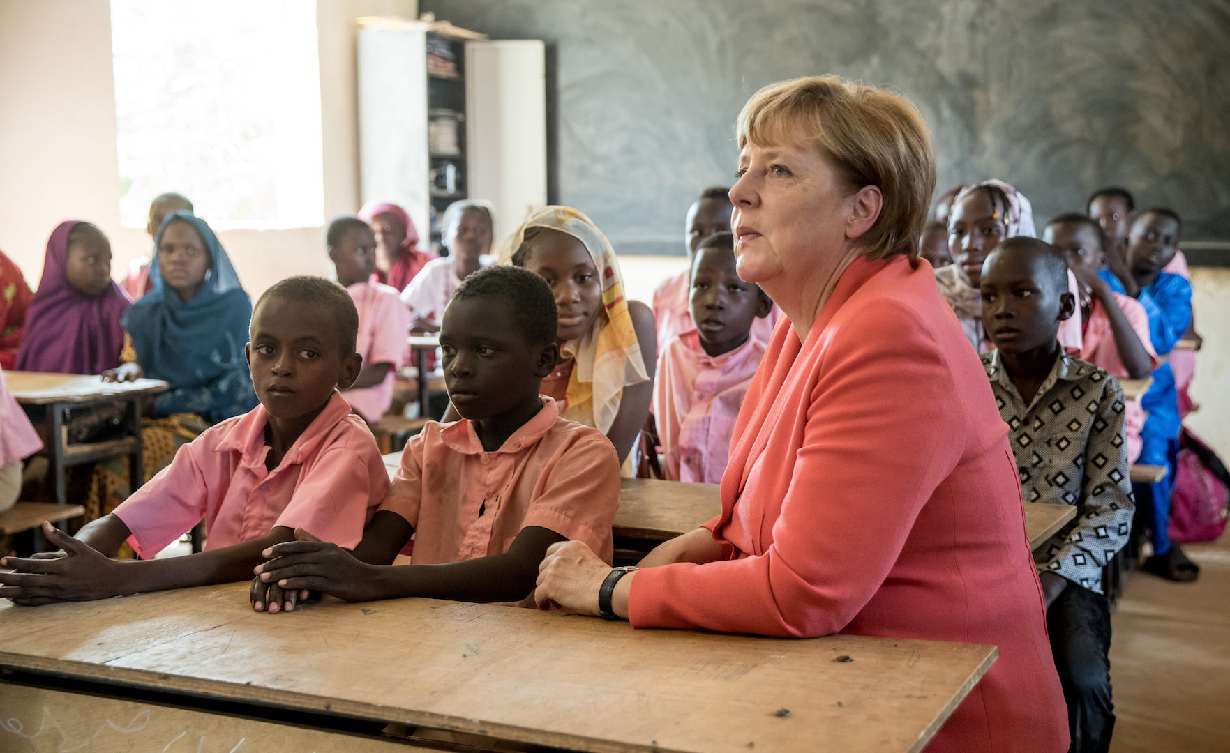 Angela Merkel speaks with primary school students  in Niamey, Niger, 10 October 2016. EPA/Michael Kappeler 